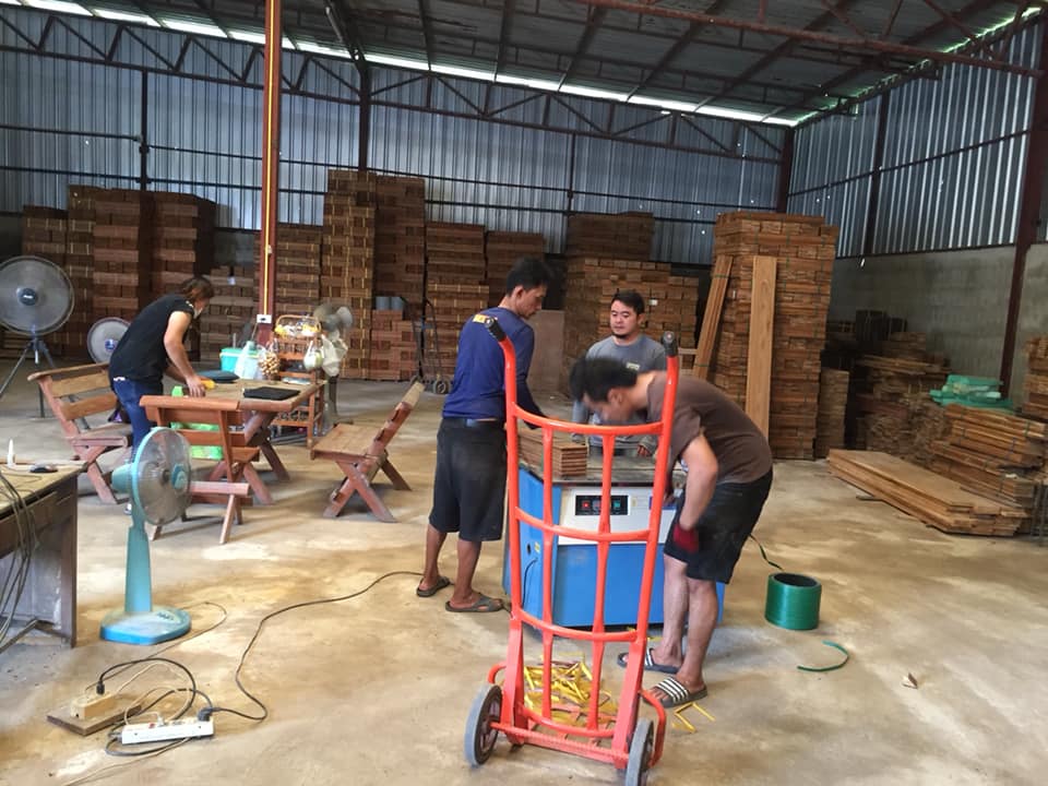 ส่งของพื้นไม้สักให้ลูกค้าครับ จัดส่งรวดเร็ว ทั่วไทย ด้วยทีมงานและสต็อกไม้จากนกแก้วปาเก้