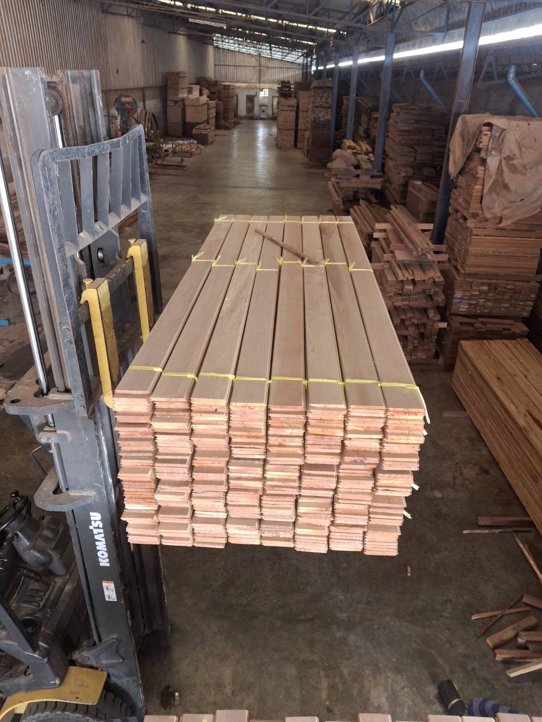 บริการจัดส่งพื้นไม้สักทั่วไทย | พื้นไม้สักแท้ เกรดพรีเมียม พร้อมติดตั้งครบวงจรจาก STWWOOD